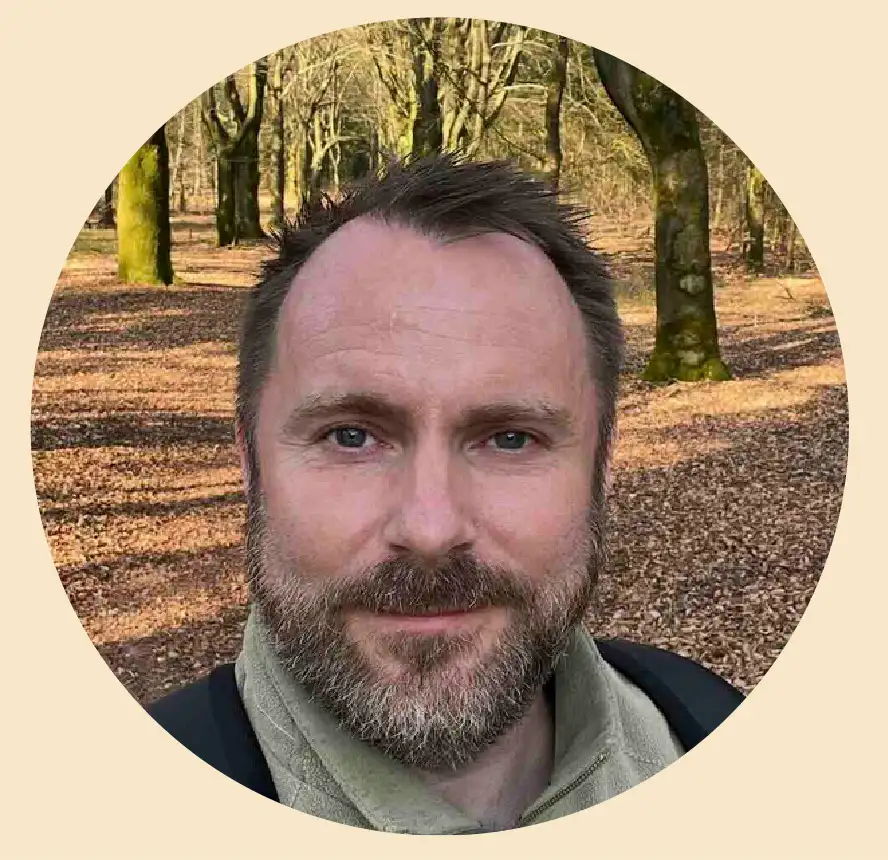 Portret van Wilco voor workshops yoga en yoga nidra, verfrissende reset. Altijd als rode draad: bewegen en bezinnen, lichtvoetig en diepzinnig.